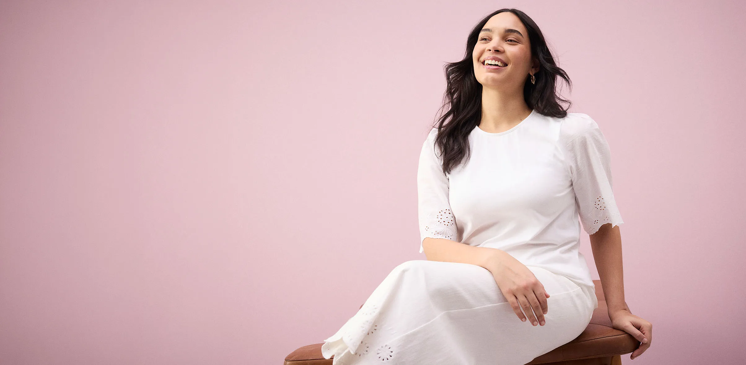 Elegante witte kanten blouse met korte mouwen.