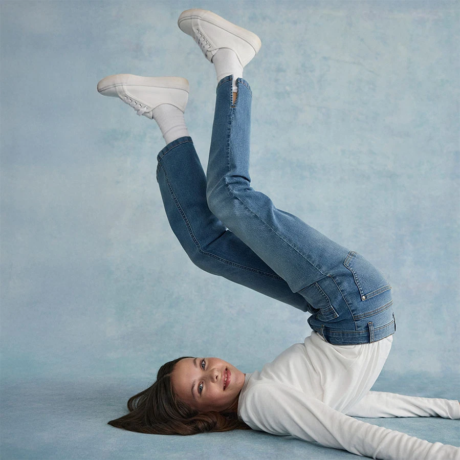 Eenvoudig wit shirt met lange mouwen, gecombineerd met een casual jeans en witte sneakers.