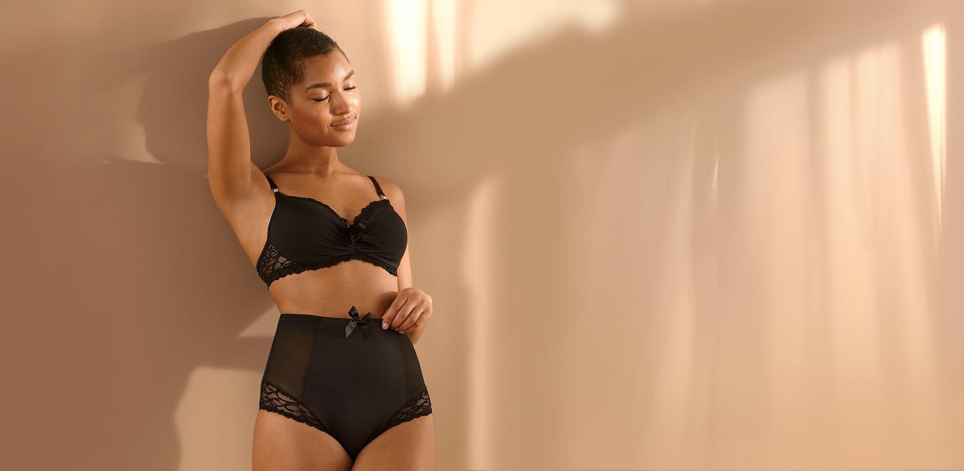 Elegante kanten lingerie in zwart benadrukt de vrouwelijke rondingen.