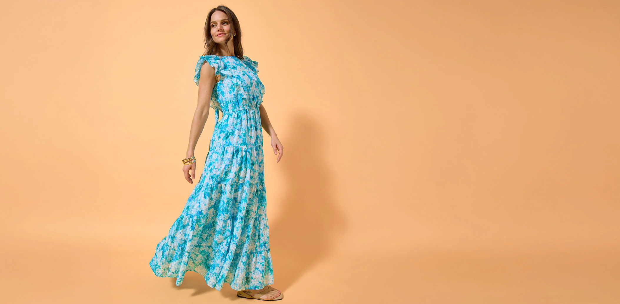 Blauwe maxi jurk met tropische bloemenprint.